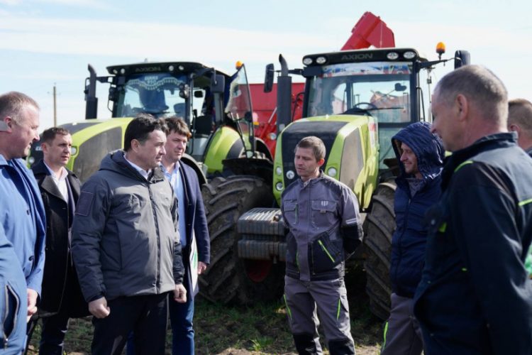 Губернатор Московской области Андрей Воробьев проверил, как идет обработка пашни в Луховицах