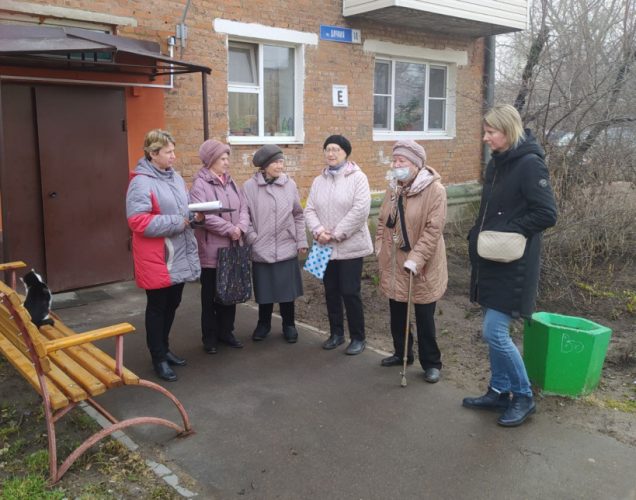 Представители РЭУ «Заречный» встретились с жителями дома № 14 по улице Дачной, чтобы обсудить подготовку к новому отопительному сезону