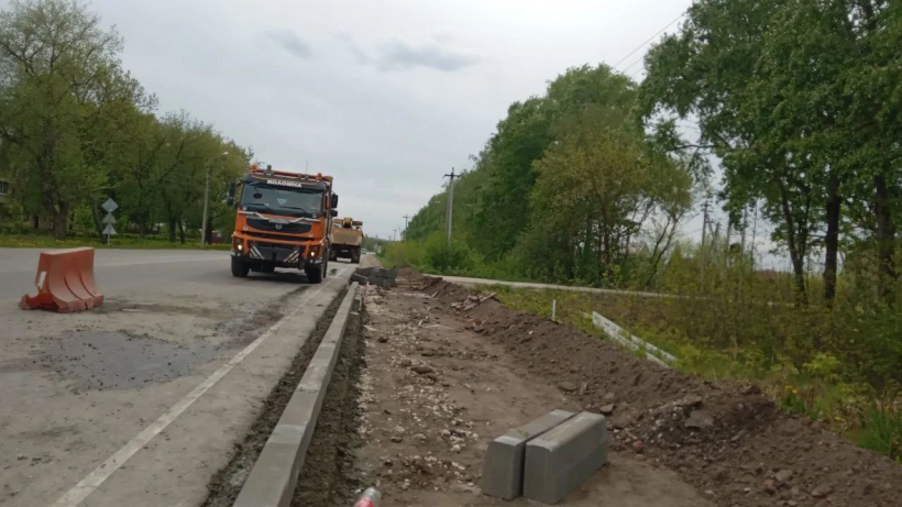 На автомобильной дороге Коломна-Озеры в районе строящейся поликлиники в Подлипках дорожные службы приступили к устройству тротуара На автомобильной дороге Коломна-Озеры в районе строящейся поликлиники в Подлипках дорожные службы приступили к устройству тротуара